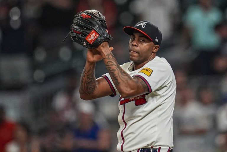 Atlanta Braves re-sign workhorse closer