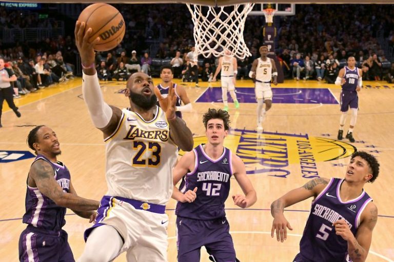 Lakers regroup, rebound to end three-game losing streak